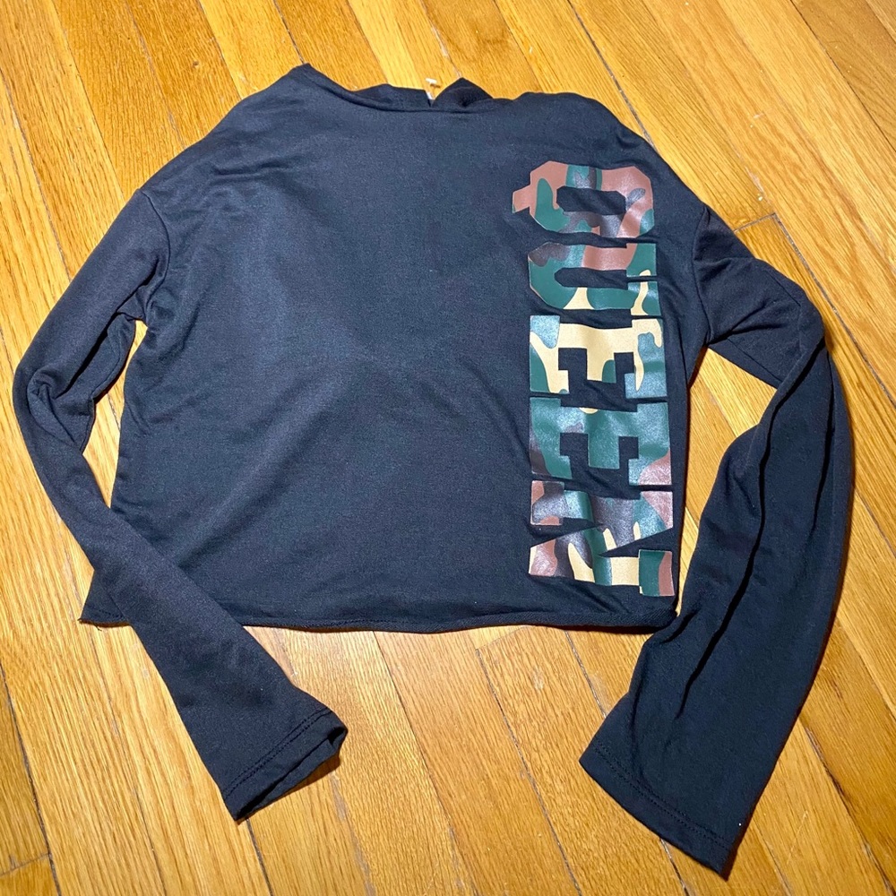 QUEEN hooded crop top